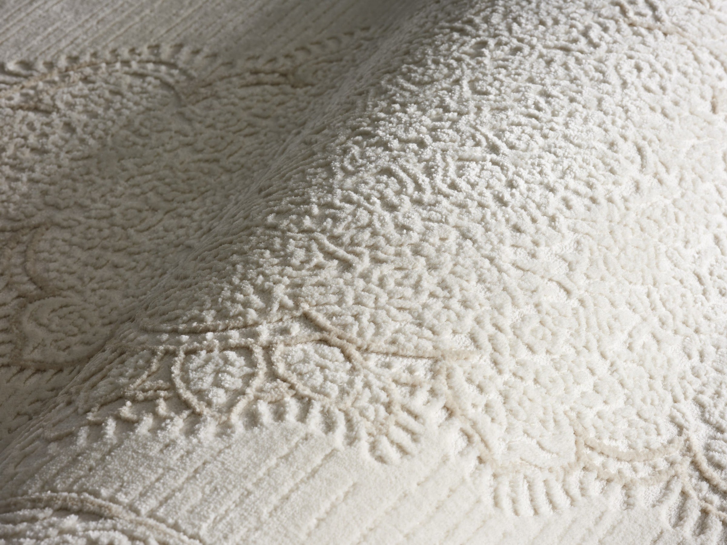 Lafayette Crest ivory and cream medallion area rug, close-up of the high-and-low woven pile