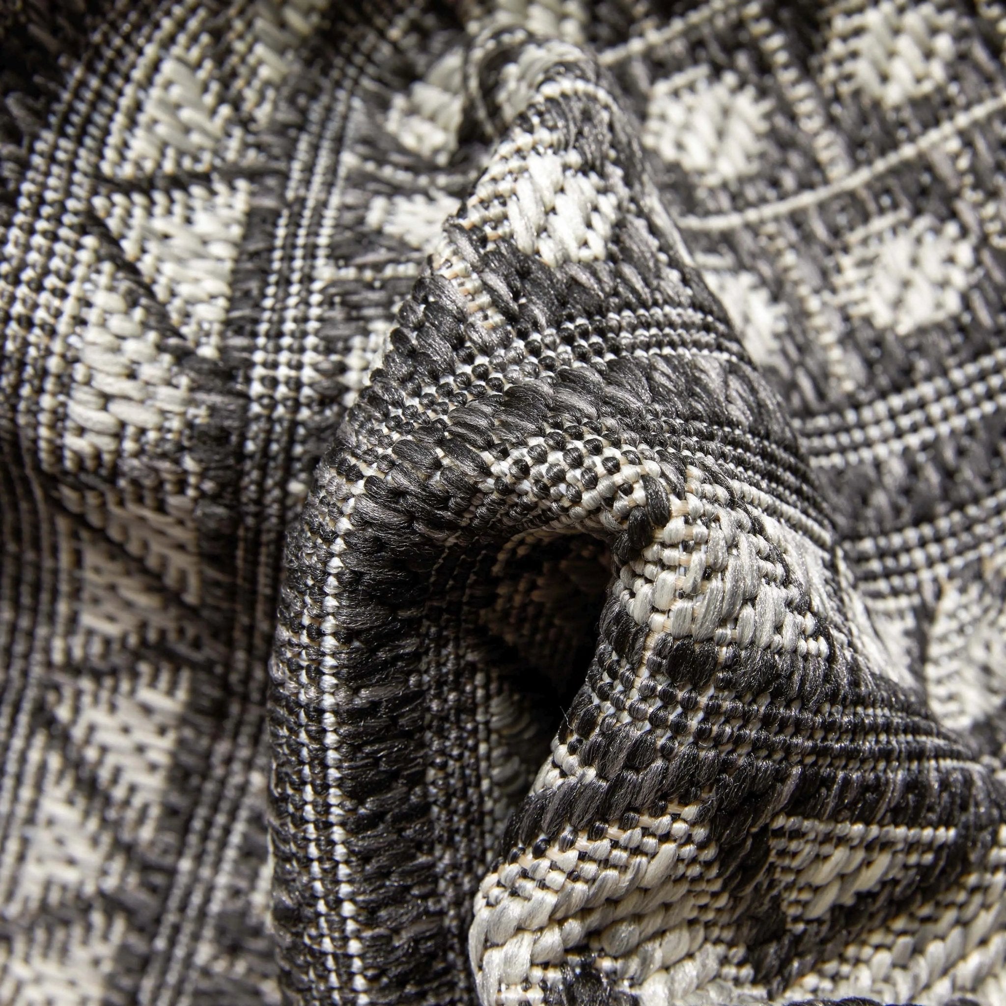 Arwen Tribal Indoor/Outdoor Black Textured Rug Well Woven