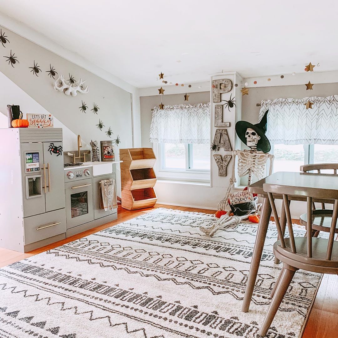 A Great Halloween at Home: Our Favorite Halloween Décor Ideas and Activities - Well Woven