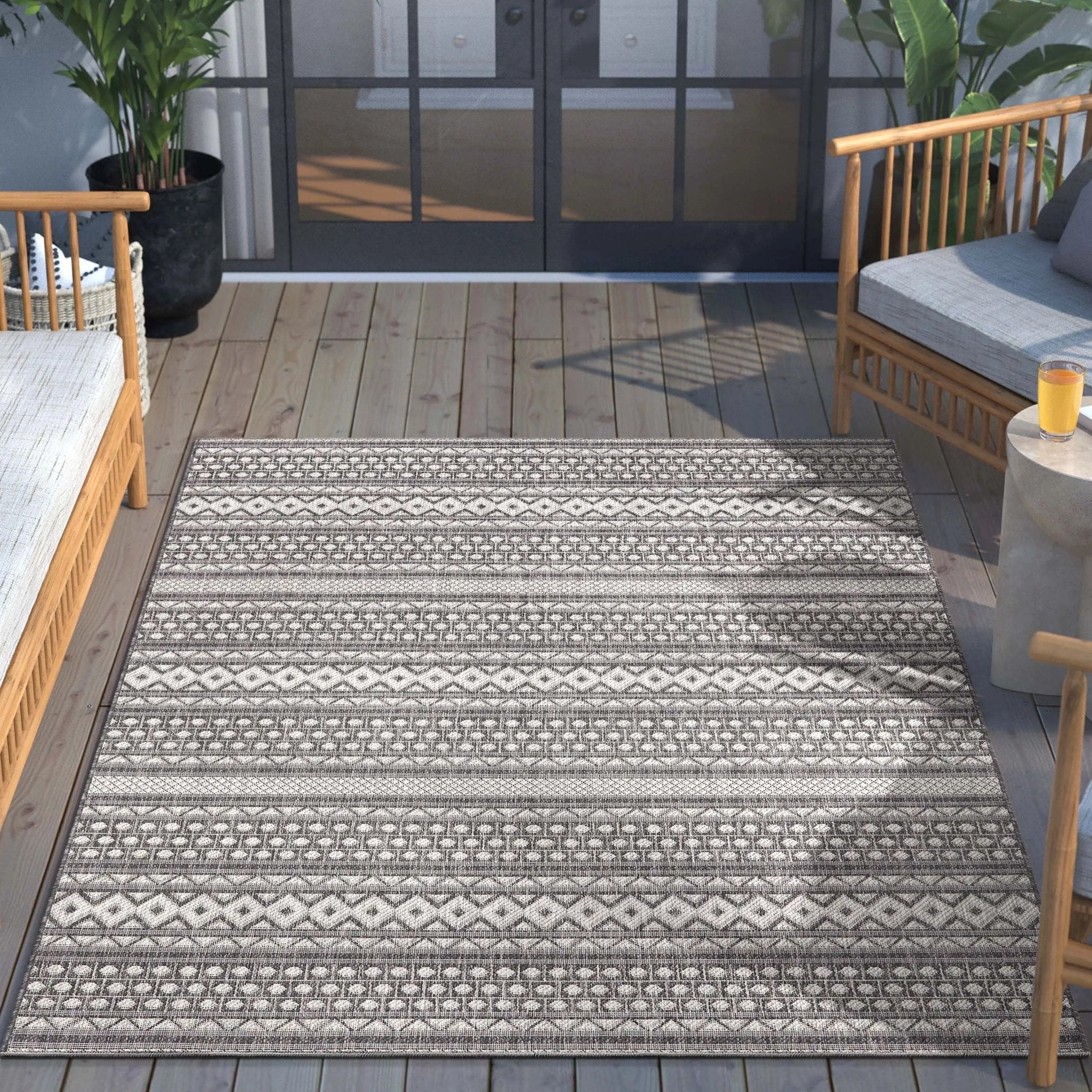 Arwen Tribal Indoor/Outdoor Black Textured Rug Well Woven