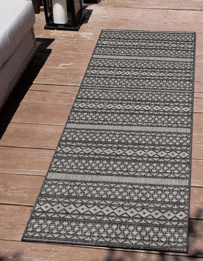 Arwen Tribal Indoor/Outdoor Black Textured Rug Well Woven